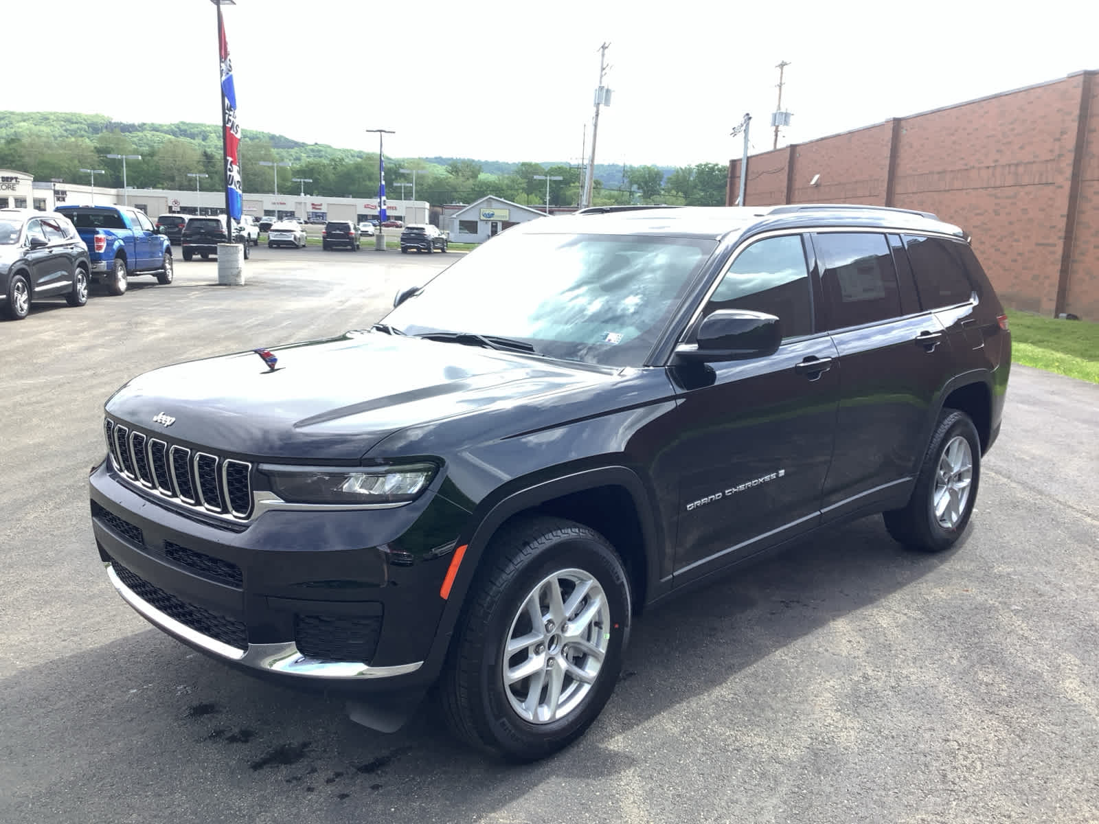 2025 Jeep Grand Cherokee Laredo Altitude photo 2