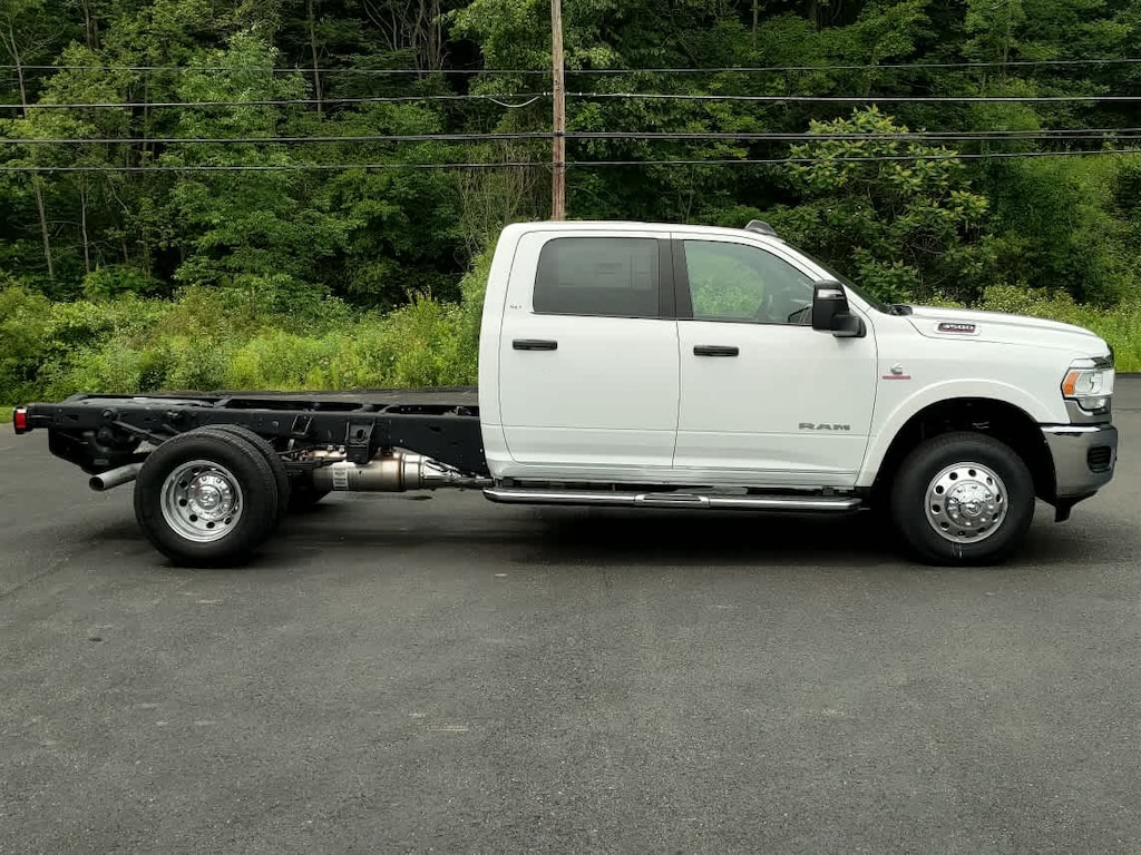New 2024 Ram 3500 Chassis Cab 3500 SLT CREW CAB CHASSIS 4X4 60' CA Pickup