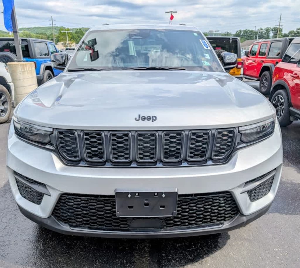 Used 2025 Jeep Grand Cherokee Laredo SUV