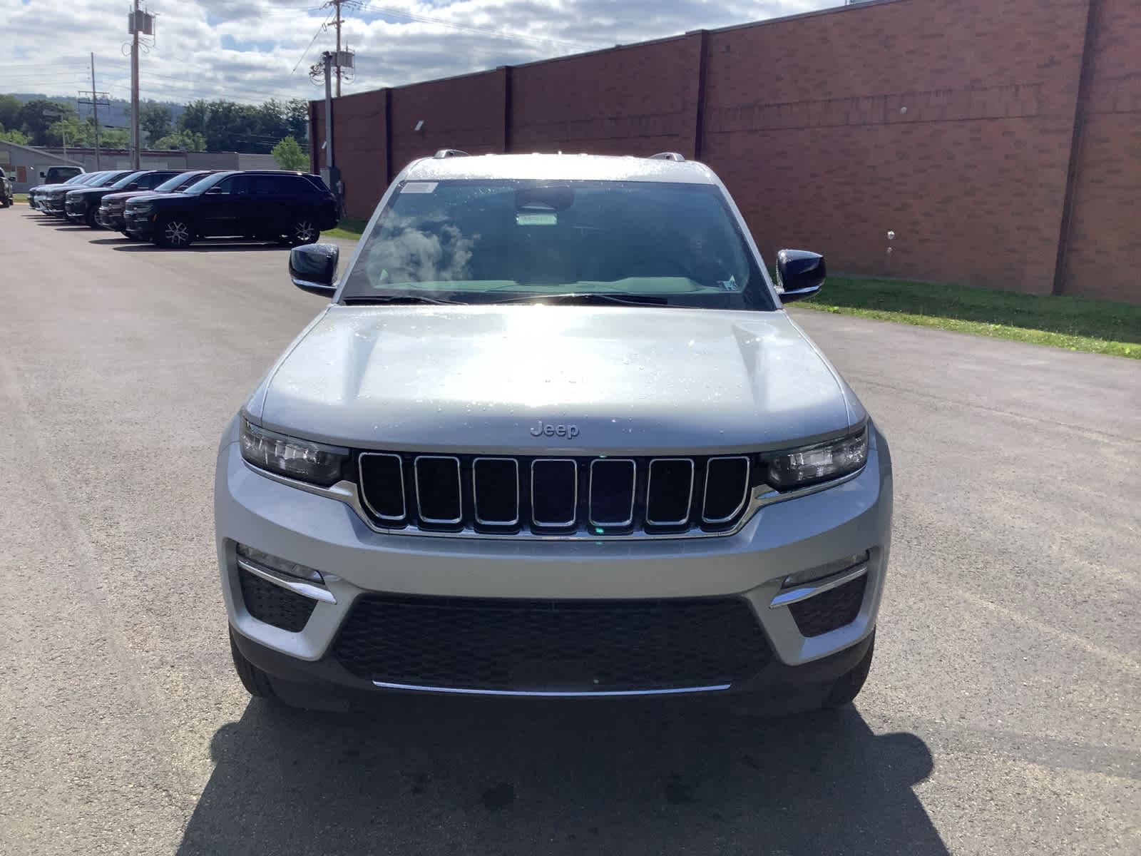 2025 Jeep Grand Cherokee Limited photo 2