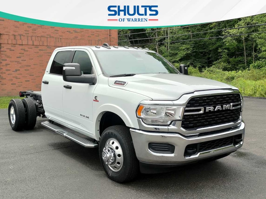 New 2024 Ram 3500 Chassis Cab 3500 SLT CREW CAB CHASSIS 4X4 60' CA Pickup