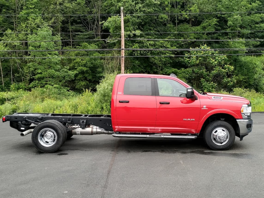 New 2024 Ram 3500 Chassis Cab 3500 SLT CREW CAB CHASSIS 4X4 60' CA Pickup