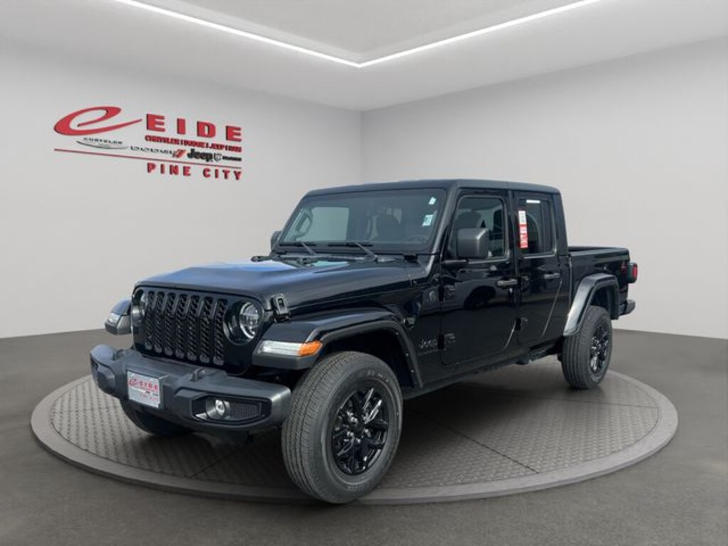 Used 2022 Jeep Gladiator Altitude Truck Crew Cab