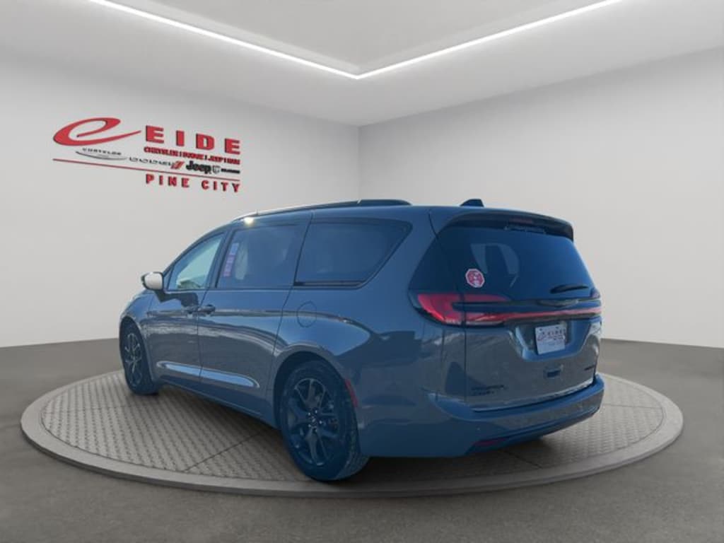 Used 2025 Chrysler Pacifica Limited Van Passenger Van