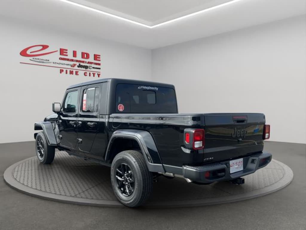 Used 2022 Jeep Gladiator Altitude Truck Crew Cab