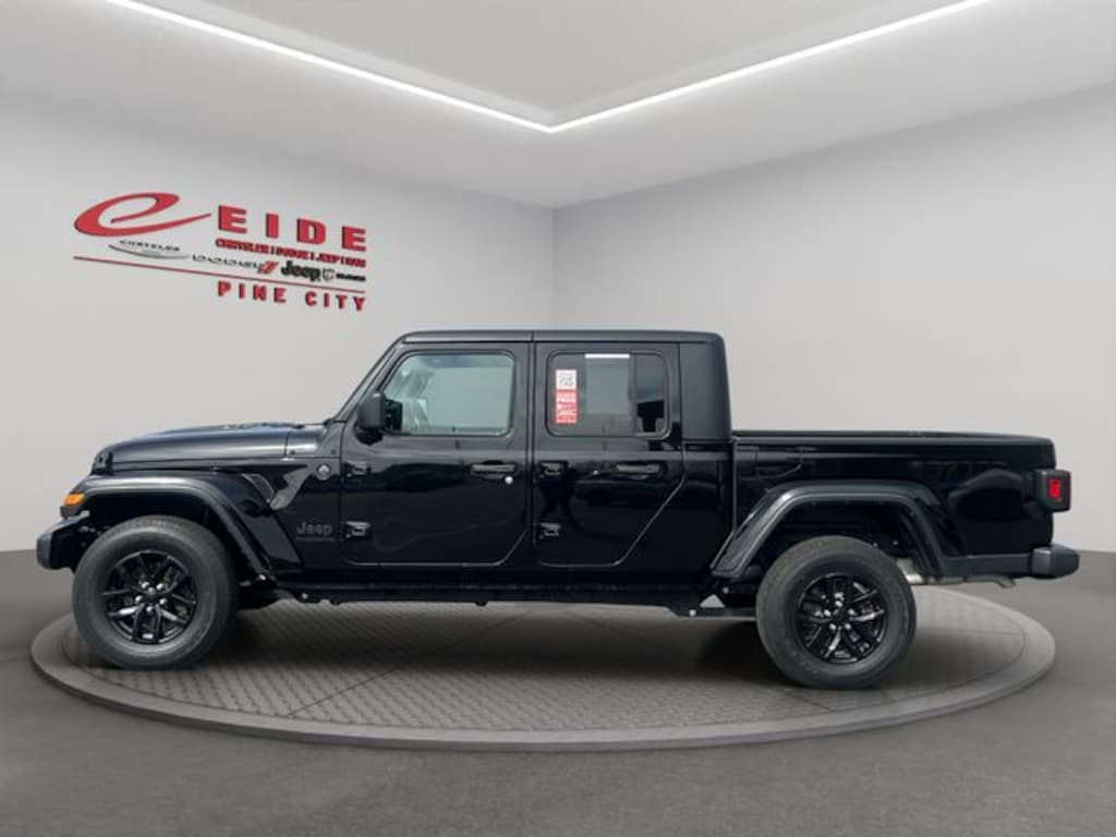 Used 2022 Jeep Gladiator Altitude Truck Crew Cab