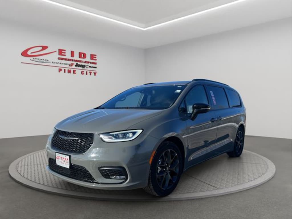 Used 2025 Chrysler Pacifica Limited Van Passenger Van