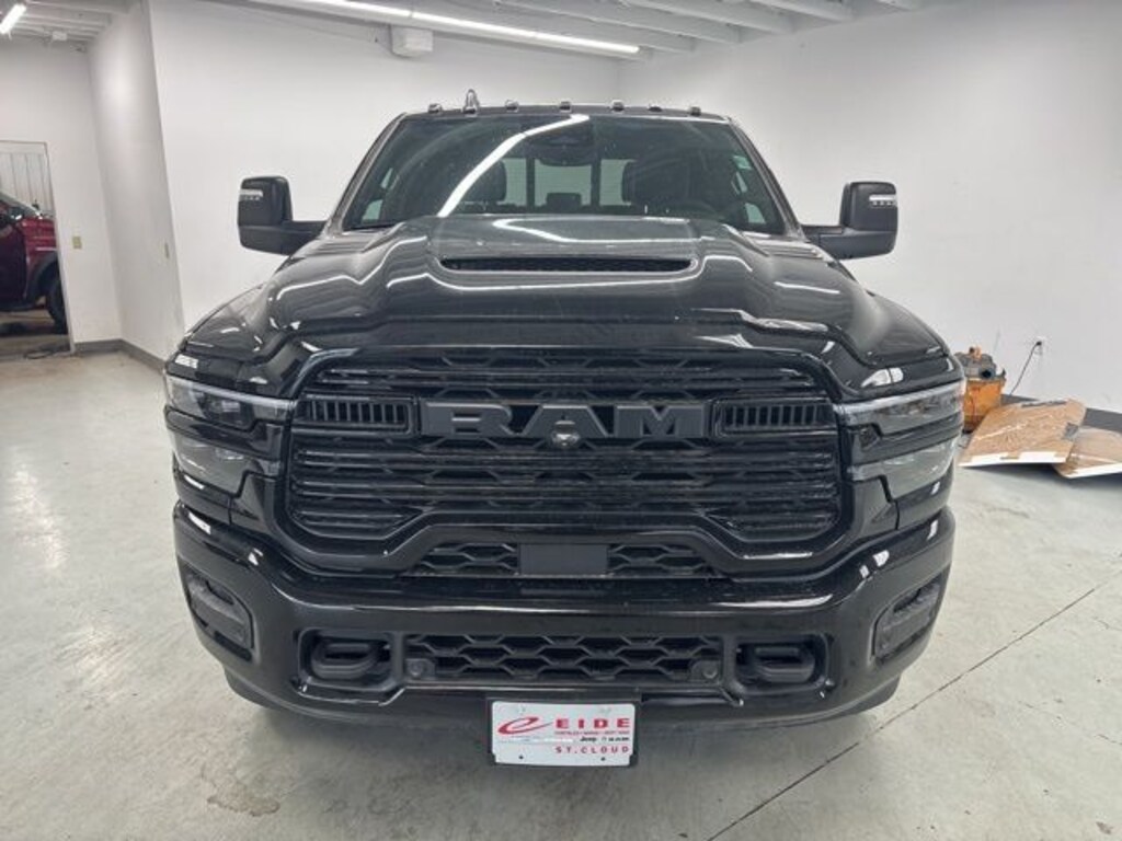 New 2026 Ram 3500 LARAMIE CREW CAB 4X4 6'4 BOX Pickup