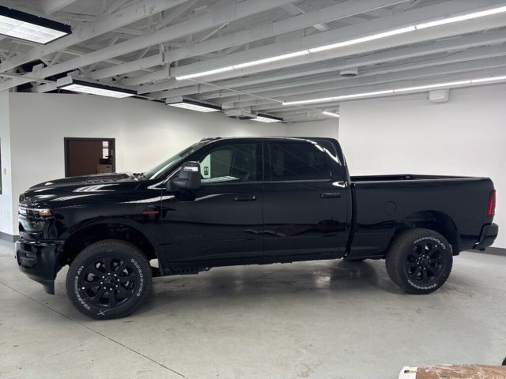 New 2026 Ram 3500 LARAMIE CREW CAB 4X4 6'4 BOX Pickup