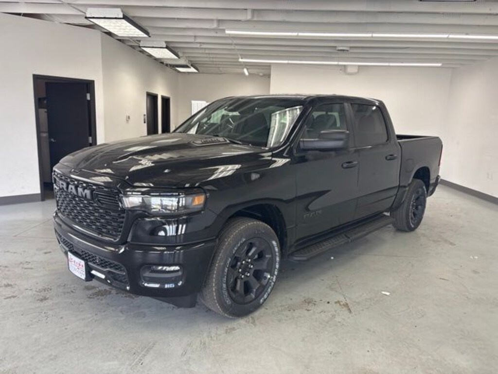 New 2026 Ram 1500 EXPRESS CREW CAB 4X4 5'7 BOX Pickup