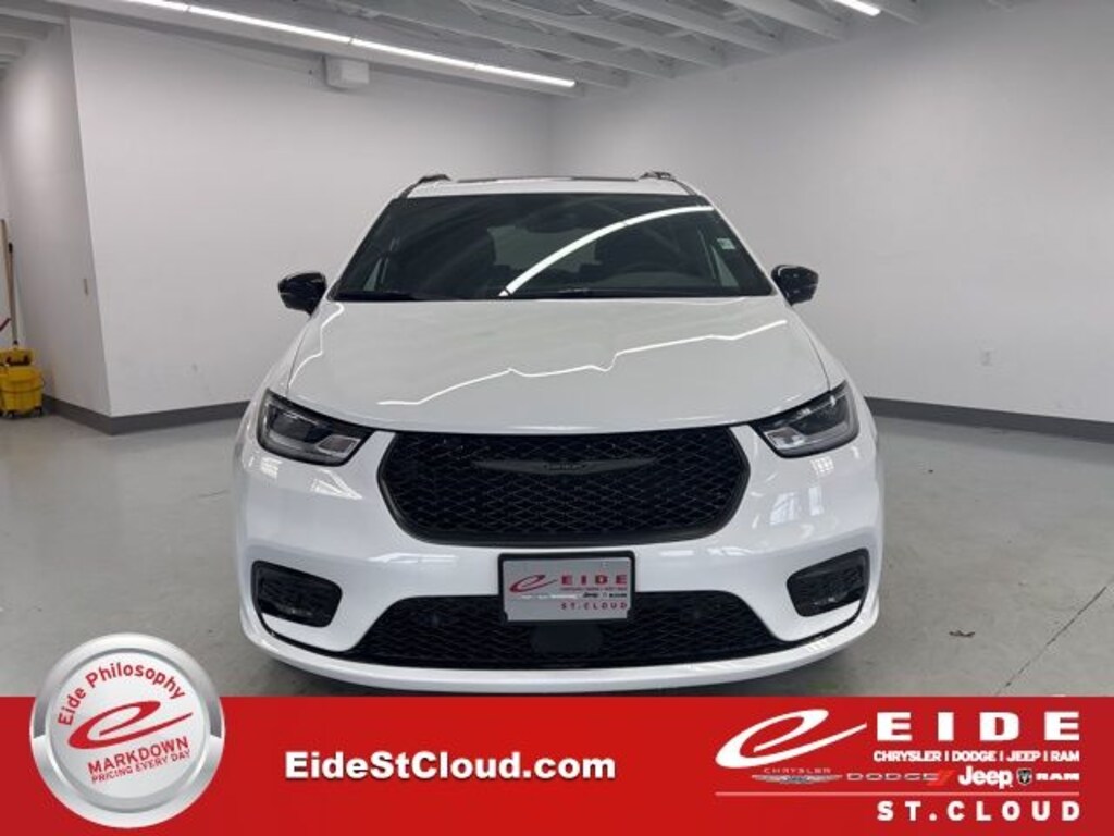 New 2026 Chrysler Pacifica LIMITED AWD Passenger Van