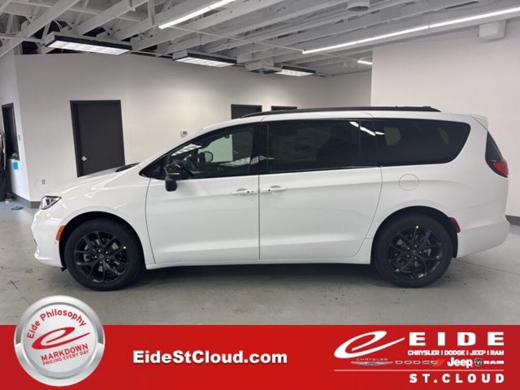 New 2026 Chrysler Pacifica LIMITED AWD Passenger Van