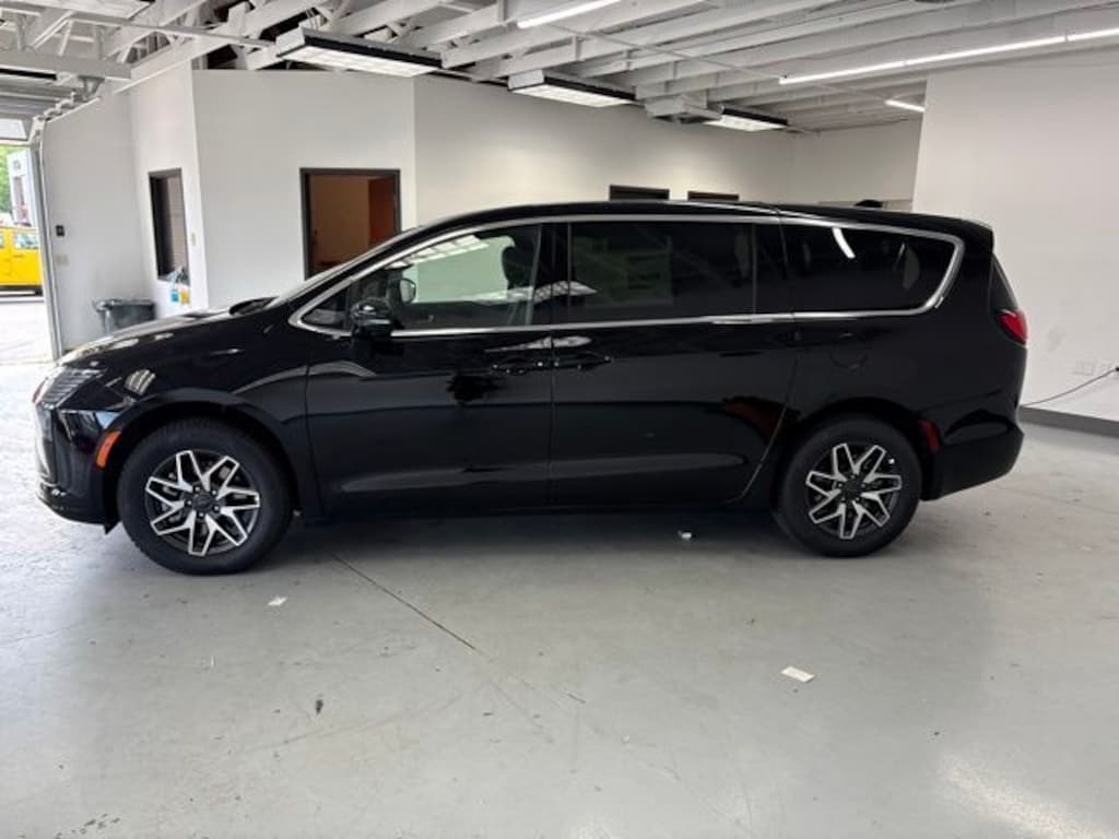 New 2027 Chrysler Pacifica LIMITED AWD Passenger Van