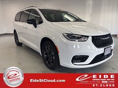 2026 Chrysler Pacifica LIMITED AWD Passenger Van