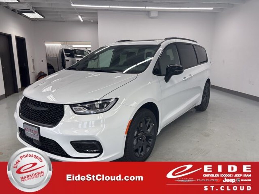 New 2026 Chrysler Pacifica LIMITED AWD Passenger Van