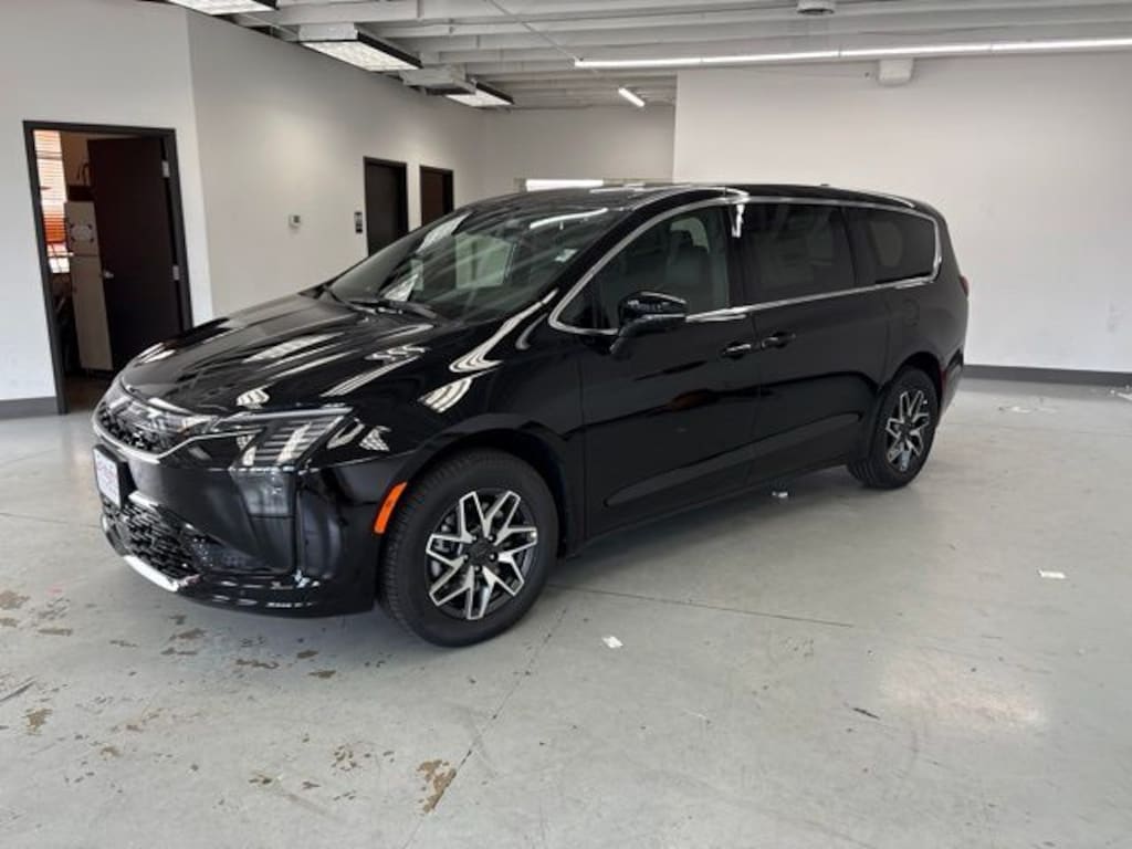 New 2027 Chrysler Pacifica LIMITED AWD Passenger Van
