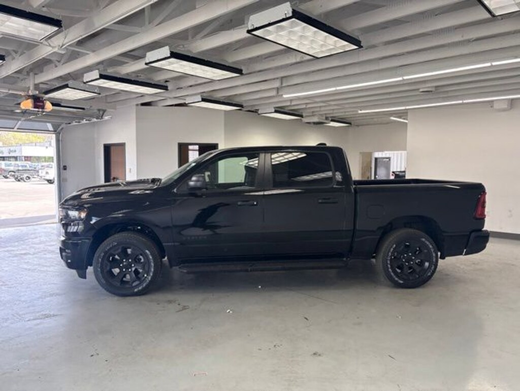 New 2026 Ram 1500 EXPRESS CREW CAB 4X4 5'7 BOX Pickup