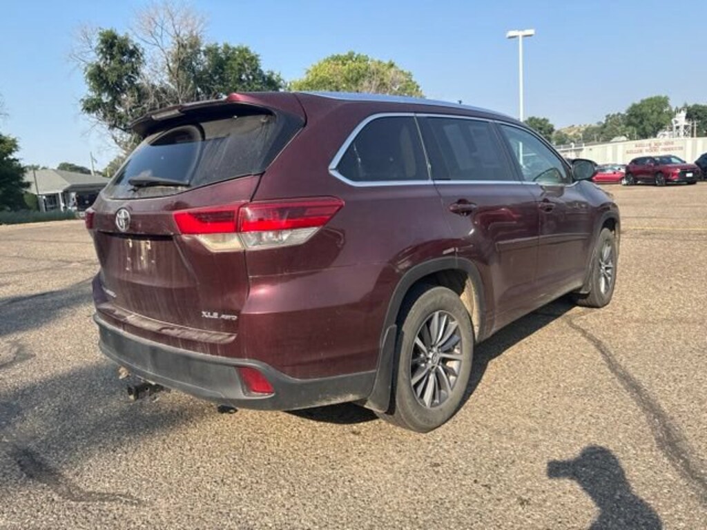 Used 2018 Toyota Highlander SE