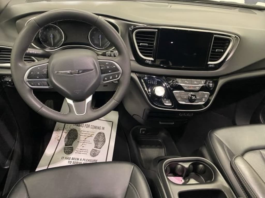 Used 2025 Chrysler Pacifica Select