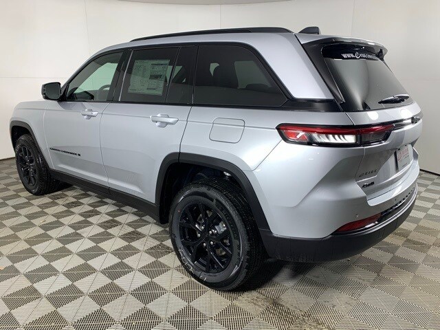 2025 Jeep Grand Cherokee Altitude photo 4