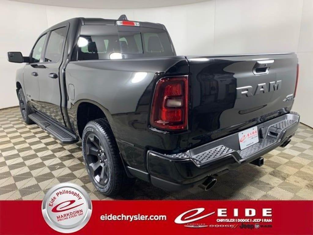 New 2026 Ram 1500 EXPRESS CREW CAB 4X4 5'7 BOX Pickup