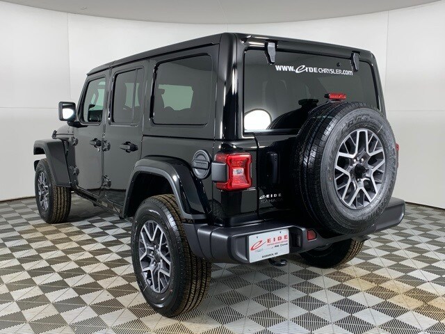 2025 Jeep Wrangler Sahara photo 3
