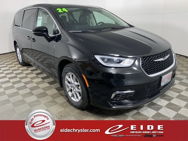 2024 Chrysler Pacifica Touring L's photo