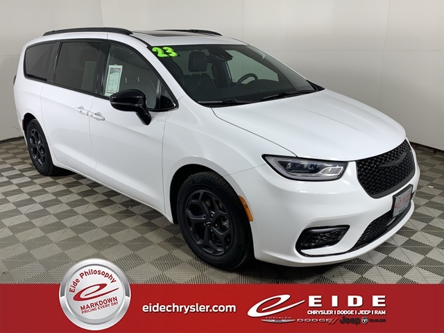 2023 Chrysler Pacifica Hybrid Limited's photo