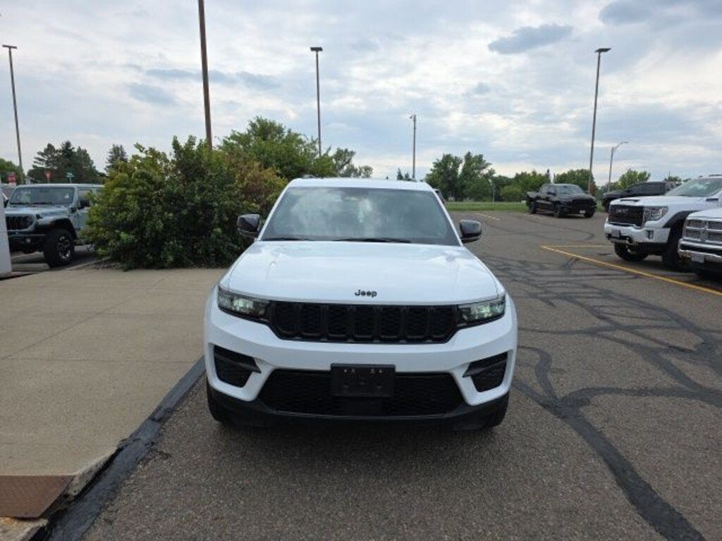 Used 2023 Jeep Grand Cherokee Laredo SUV