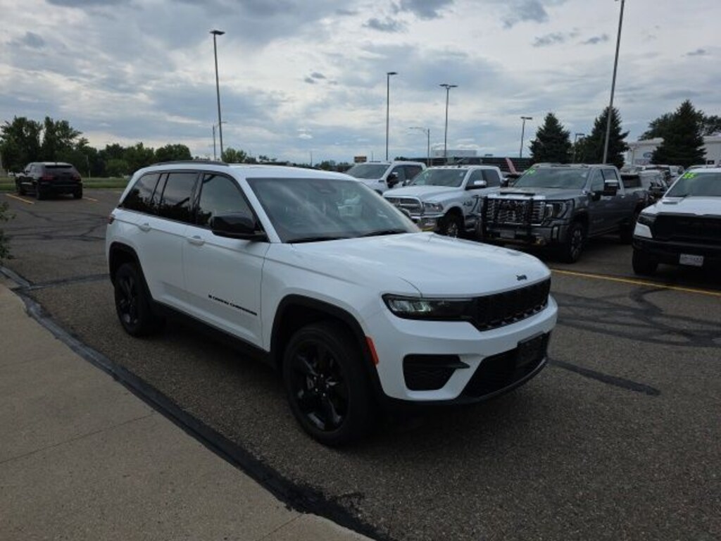 Used 2023 Jeep Grand Cherokee Laredo SUV
