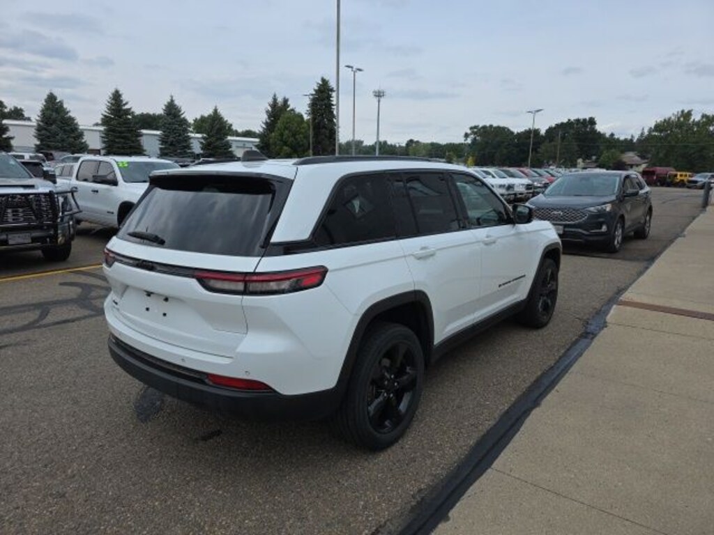 Used 2023 Jeep Grand Cherokee Laredo SUV