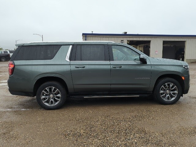 2024 Chevrolet Suburban LT photo 4