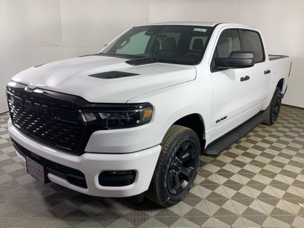 New 2026 Ram 1500 EXPRESS CREW CAB 4X4 5'7 BOX Pickup