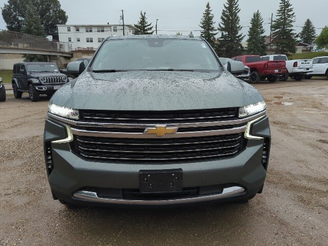 2024 Chevrolet Suburban LT photo 2