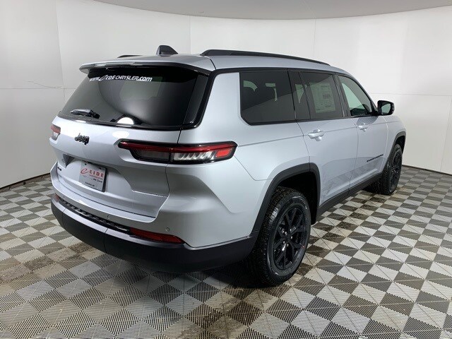 2025 Jeep Grand Cherokee Laredo Altitude X photo 2