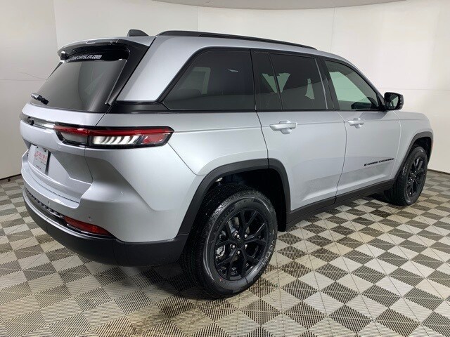 2025 Jeep Grand Cherokee Altitude photo 2