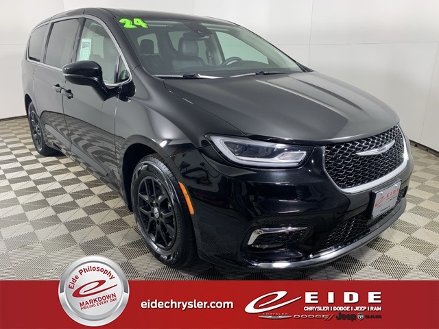 2024 Chrysler Pacifica Touring L's photo