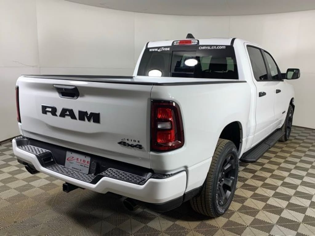 New 2026 Ram 1500 EXPRESS CREW CAB 4X4 5'7 BOX Pickup