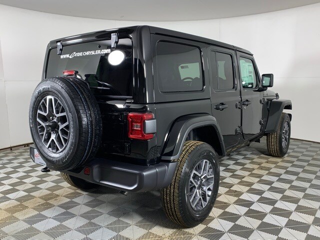 2025 Jeep Wrangler Sahara photo 2
