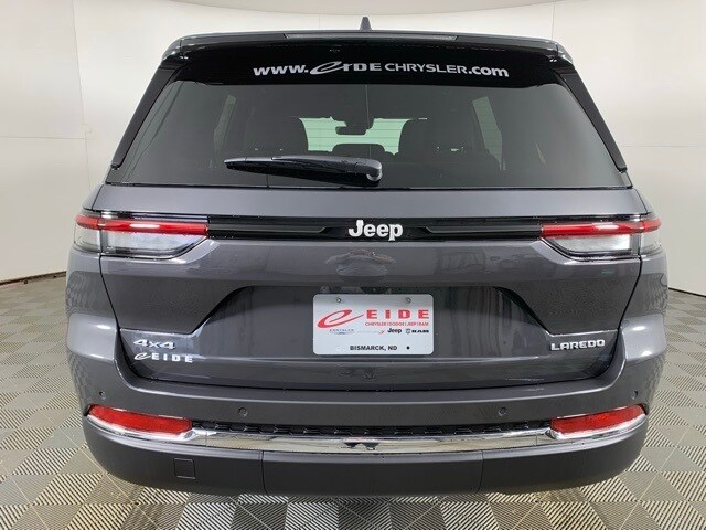 2025 Jeep Grand Cherokee Laredo photo 3