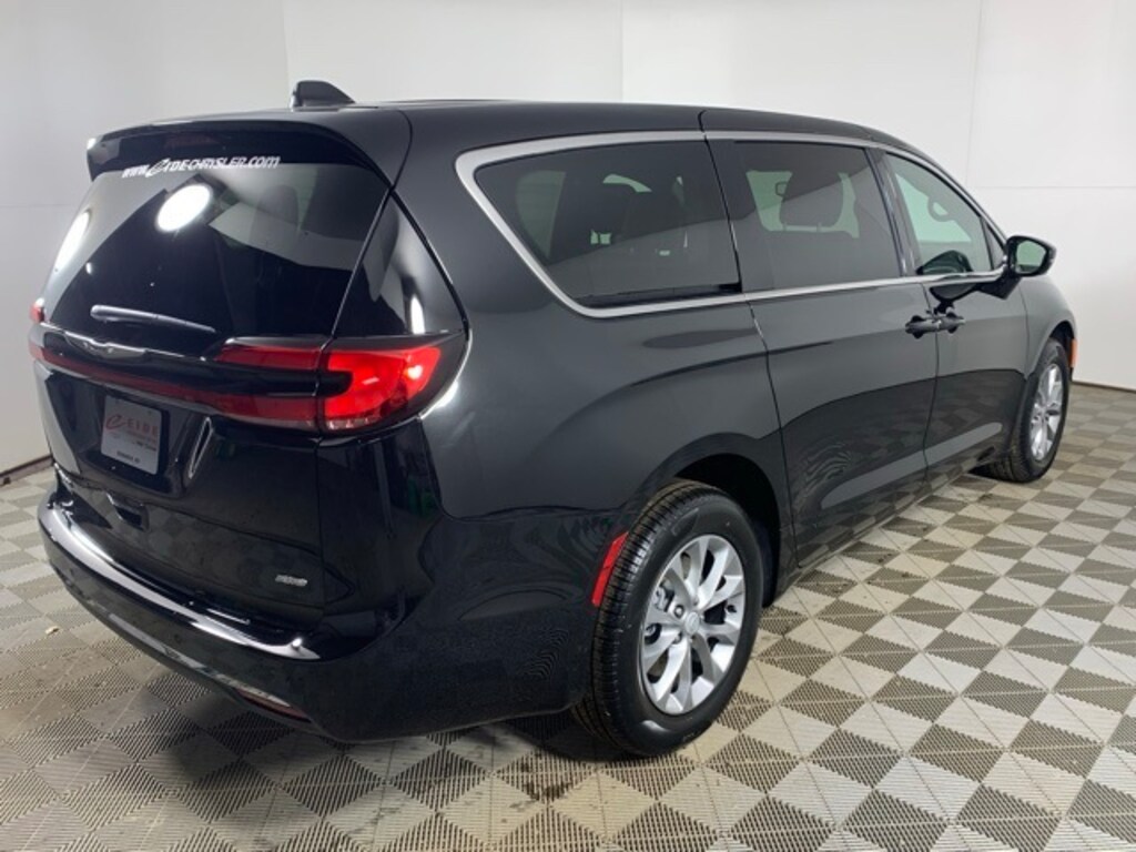 New 2026 Chrysler Pacifica SELECT AWD Passenger Van