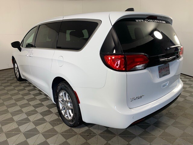 2026 Chrysler Voyager LX photo 4