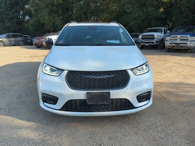 2023 Chrysler Pacifica Hybrid Limited photo 2