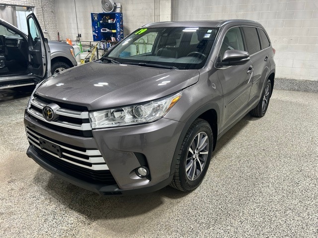 Used 2019 Toyota Highlander XLE with VIN 5TDJZRFH8KS603290 for sale in Bismarck, ND