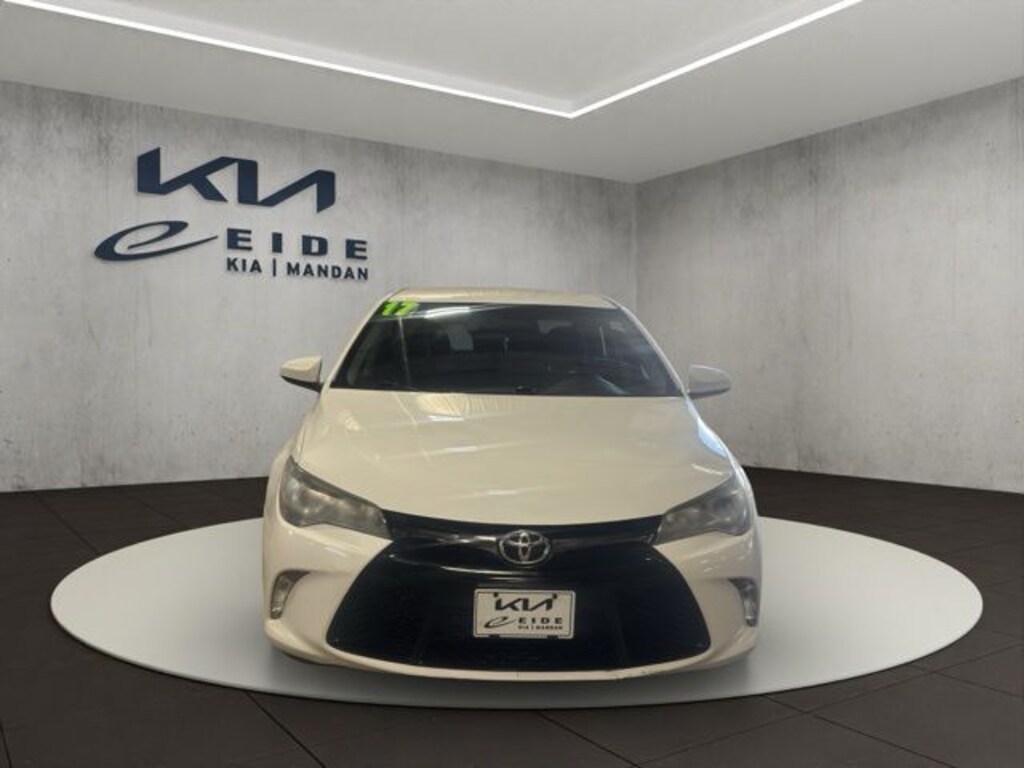 Used 2017 Toyota Camry SE Sedan