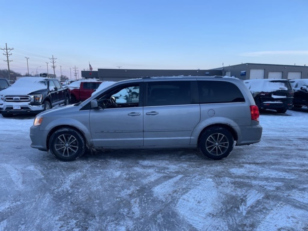 Used 2017 Dodge Grand Caravan SXT Minivan/Van