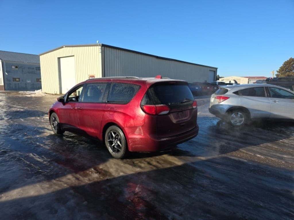 Used 2018 Chrysler Pacifica Touring L Minivan/Van