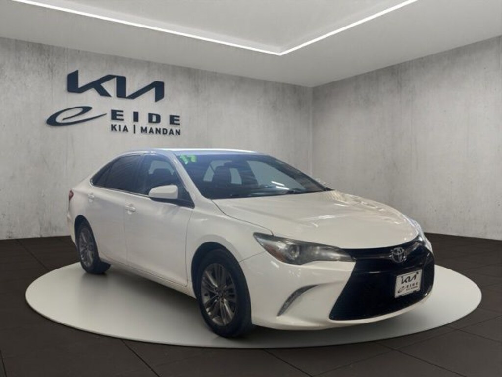 Used 2017 Toyota Camry SE Sedan