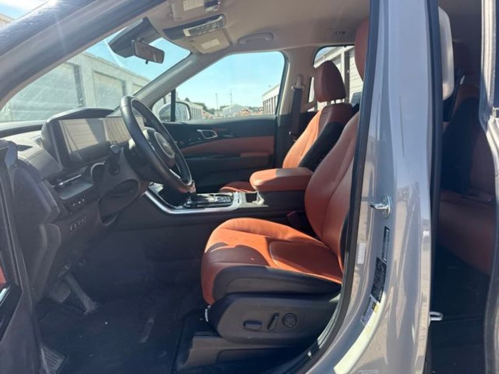Used 2024 Kia Carnival SX Minivan/Van