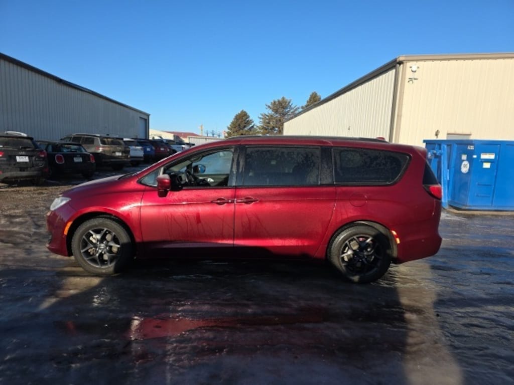Used 2018 Chrysler Pacifica Touring L Minivan/Van